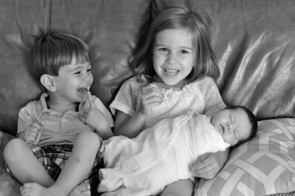 newborn-siblings-monochrome