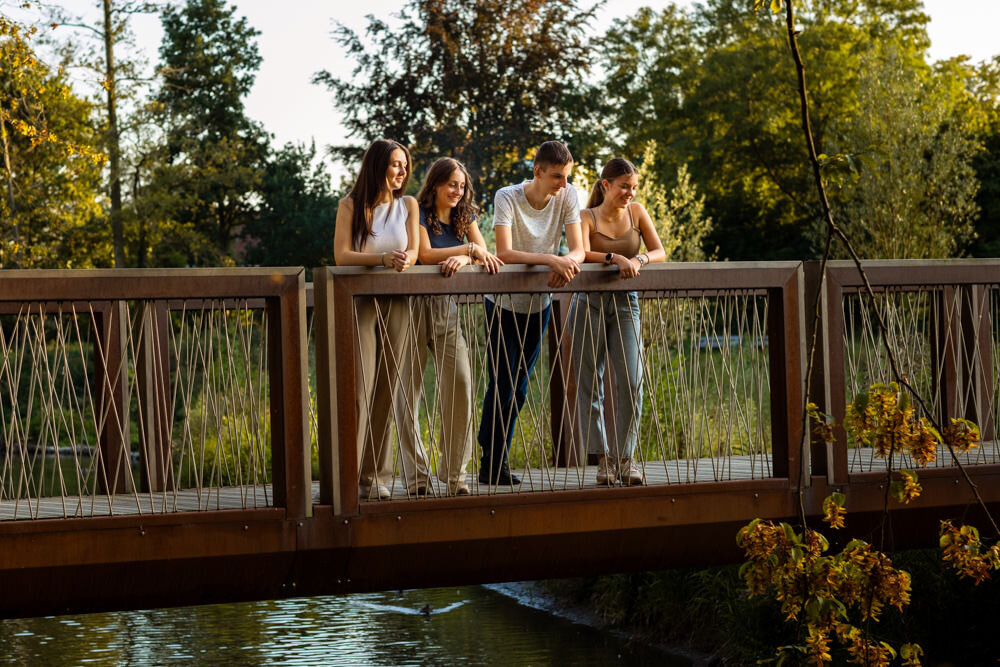 gezinsfoto kleinkinderen op brug