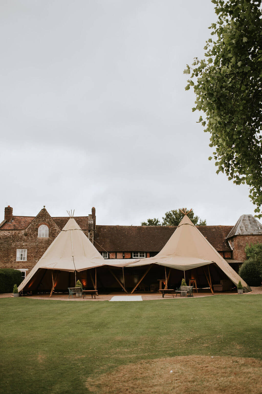 Issy-and-Bella-Floral-Design-Wedding-Florist-Herefordshire-Broadfield-Court-j&N15