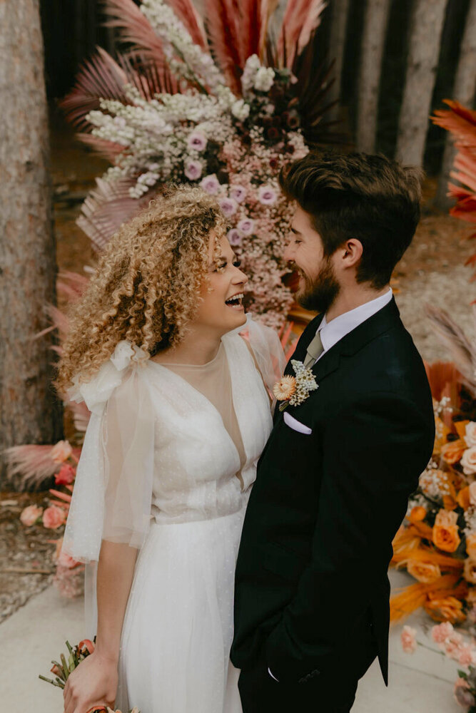 colorful-wedding-floral-backdrop-pinewood-wedding-and-events-cambridge-minnesota-des-moines-storyteller-collective-photo-co