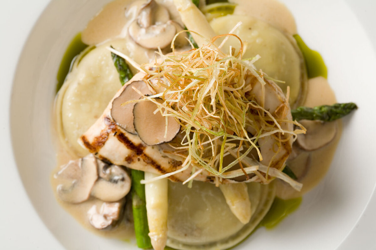 Grilled chicken with mushrooms and ravioli