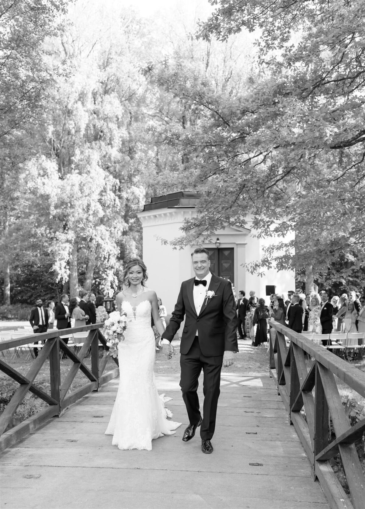 Bröllopsfotograf i Stockholm helloalora Anna Lundgren brudpar lämnar vigselplats utomhus bröllop i slottsträdgården destination slottsbröllop Rånäs Slott i Roslagen