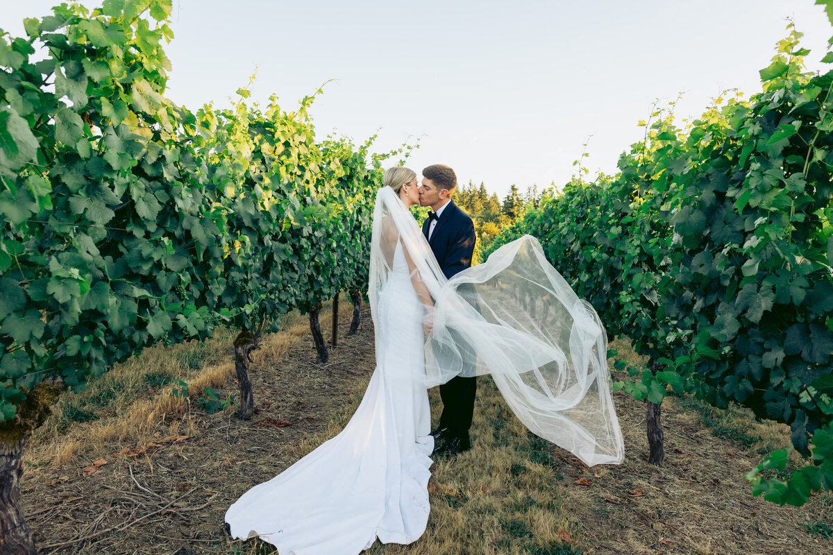 Emma-Tanner-Oswego-Hills-Winery-Wedding-ANIKO-45