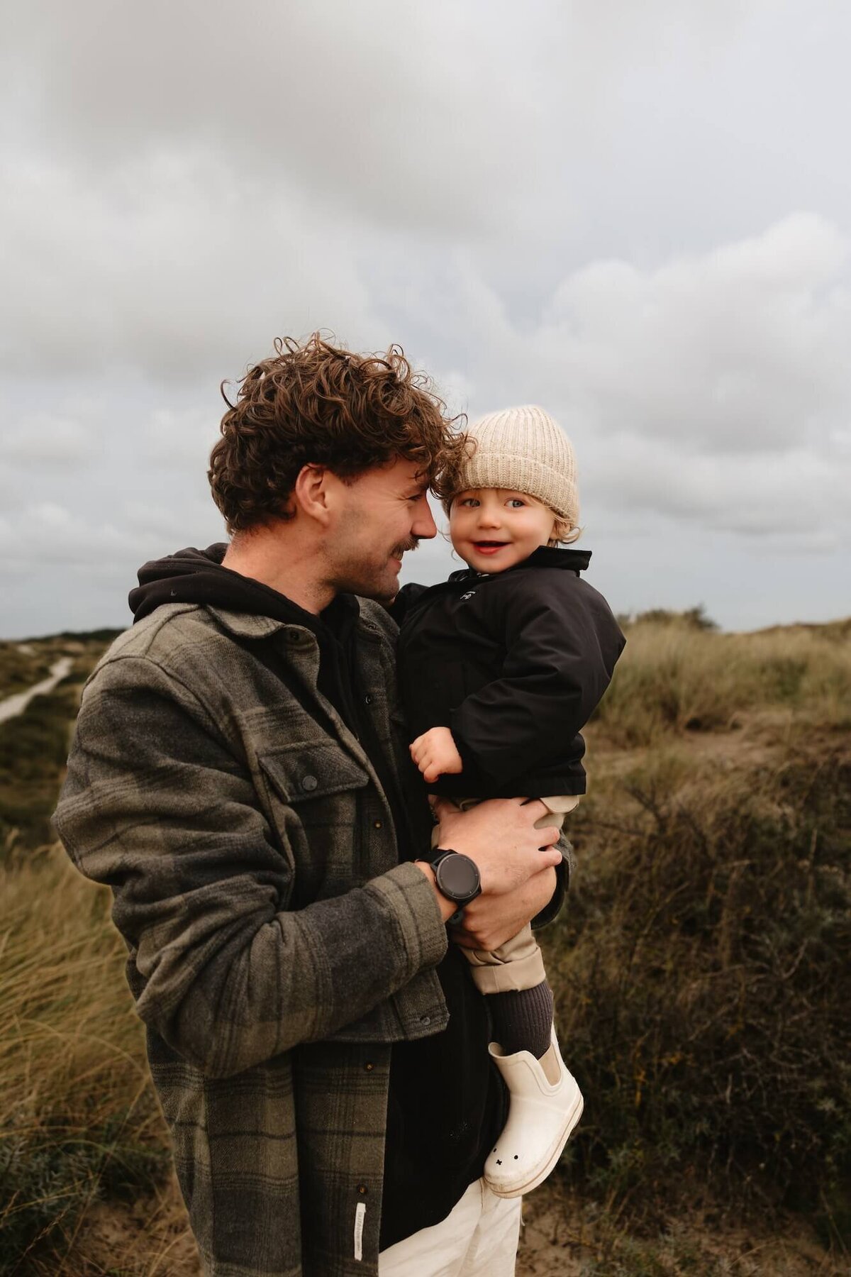 Papa en zoontje tijdens familie fotoshoot in de duinen