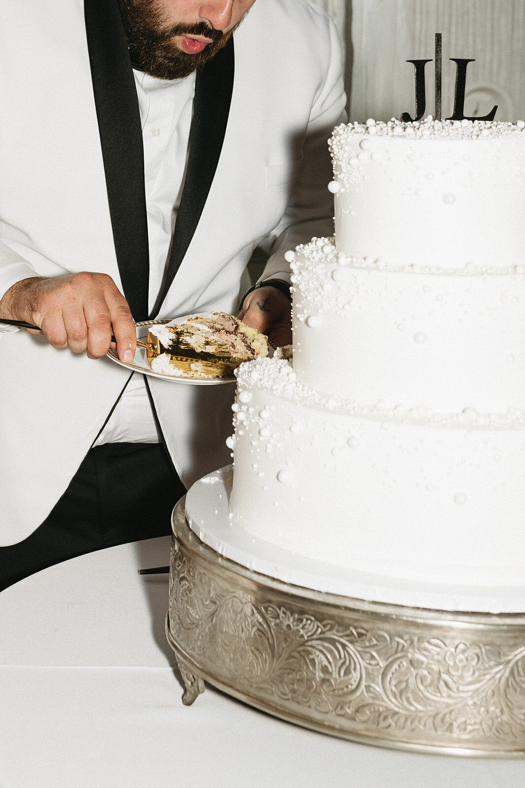 groom-eating-wedding-cake-connecticut-wedding-planner