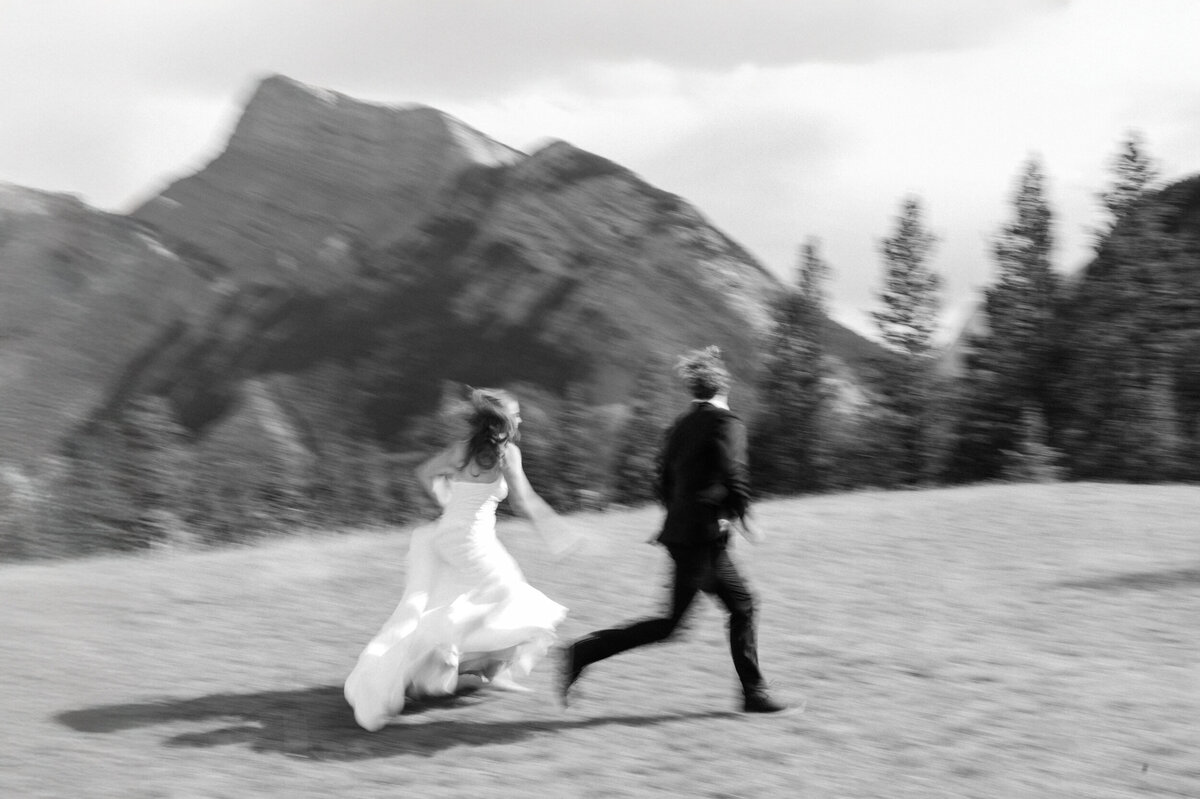 banff-elopement-photographers-elope-wilder-blurry-1