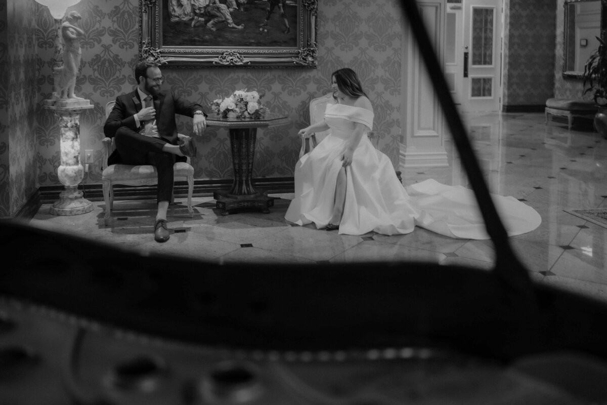 Mariage Chateau Vaudreuil couple au piano.