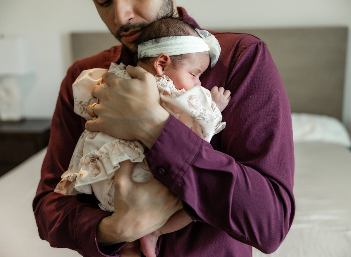 dad with newborn girl