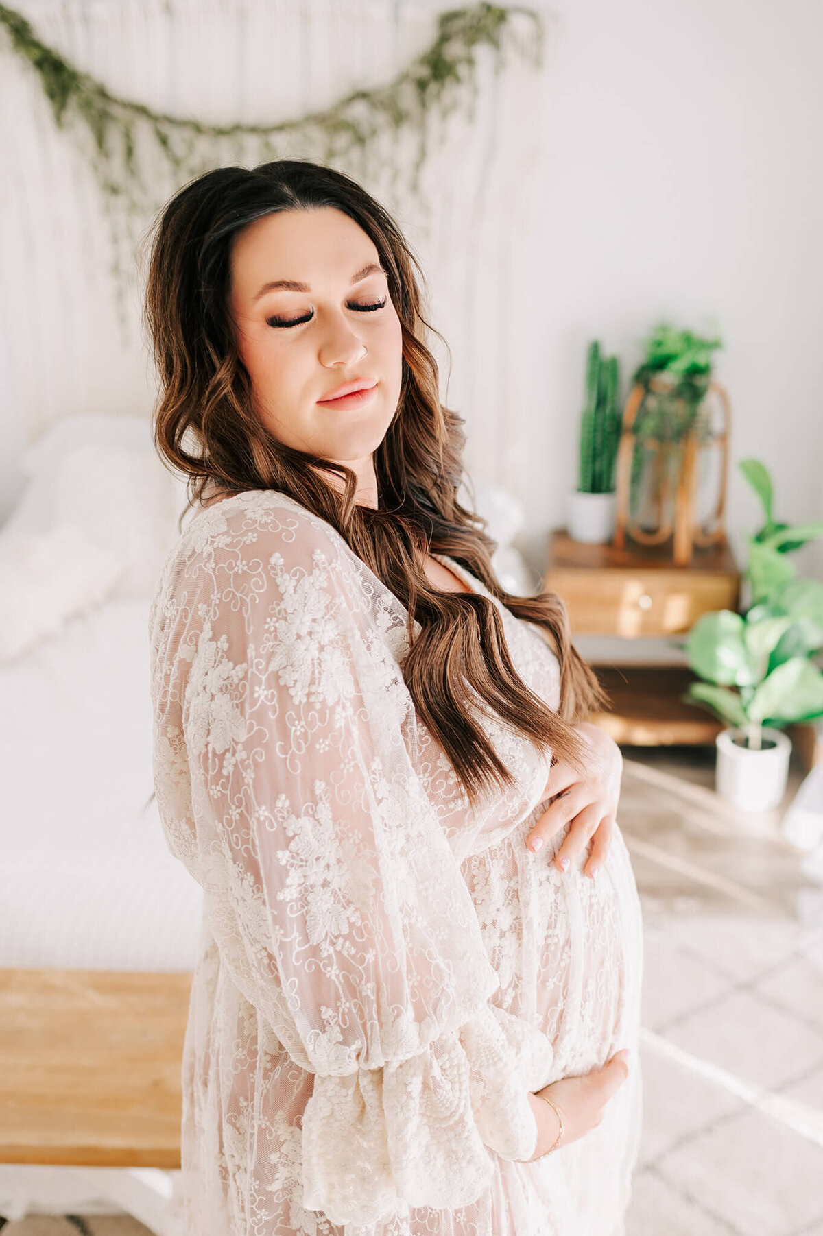 Springfield MO maternity photographer Jessica Kennedy of The XO Photography captures pregnant mom closing eyes and holding bump in lace dress