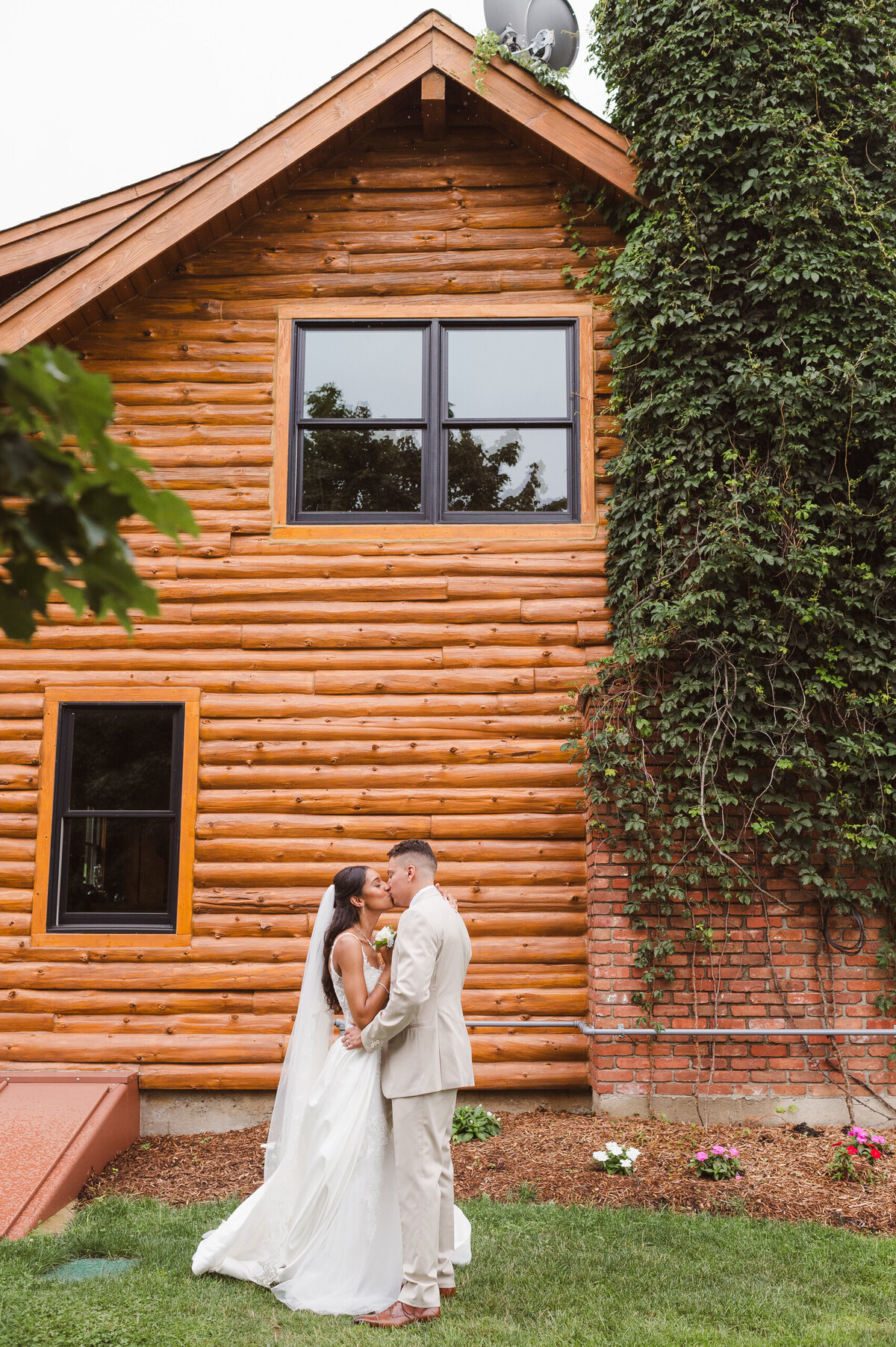 wedding-bride-and-groom-portrait-at-skyview-lodge