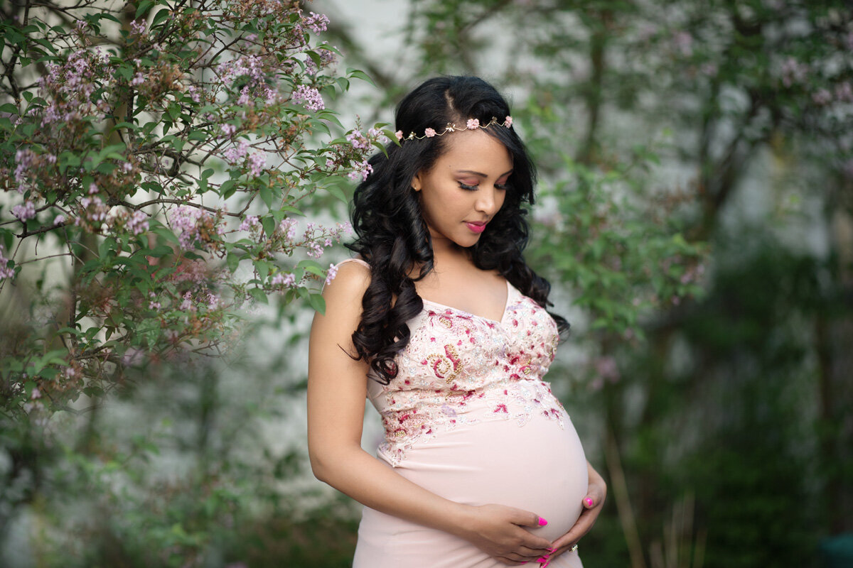 Maternity session surrounded by flowers
