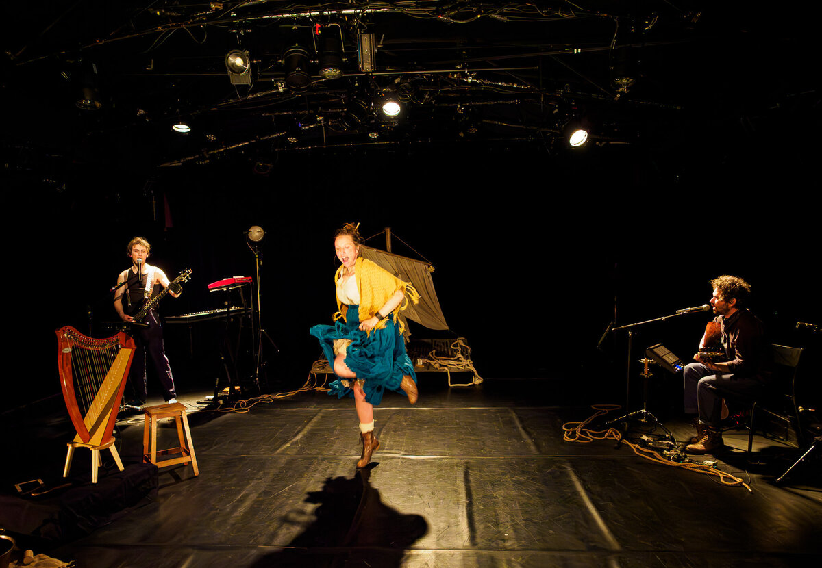 MATTEA Idée originale, interprétation Alexandra Lacour : texte Laura Léoni : mise en scène Sébastien Bonnabel : concept musical et sonore Alexandra Lacour, Ulysse Chaffin_4080030-2-Enhanced-NR