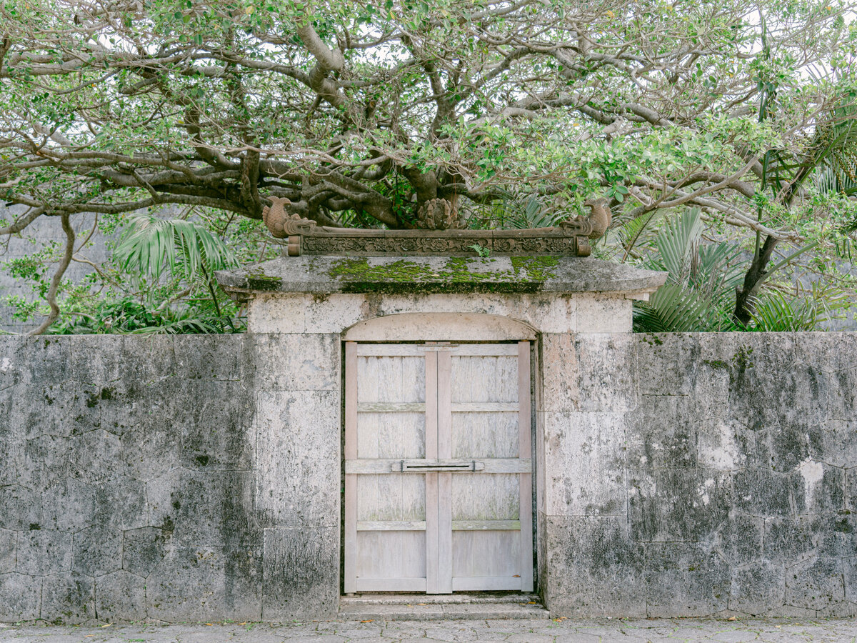An exquisite editorial shoot in Okinawa, capturing the unparalleled beauty of Japan’s tropical paradise with 'The Connection Japan.' Shot by renowned luxury destination photographer Michael Asmussen, this series blends high-fashion aesthetics with the island’s serene landscapes—offering a visual narrative that speaks to refined travel, culture, and elegance. Perfect for brands seeking elevated storytelling and luxury destination imagery."  沖縄の壮大な美しさを捉えたラグジュアリーエディトリアル撮影。「The Connection Japan」と共に、日本の南国パラダイスの魅力を高級感あふれるビジュアルで表現しました。国際的に活躍するフォトグラファー、マイケル・アスムッセンによる撮影で、洗練された旅と文化のエッセンスを感じる作品です。ブランドのストーリーテリングやラグジュアリーデスティネーションイメージに最適な一枚です