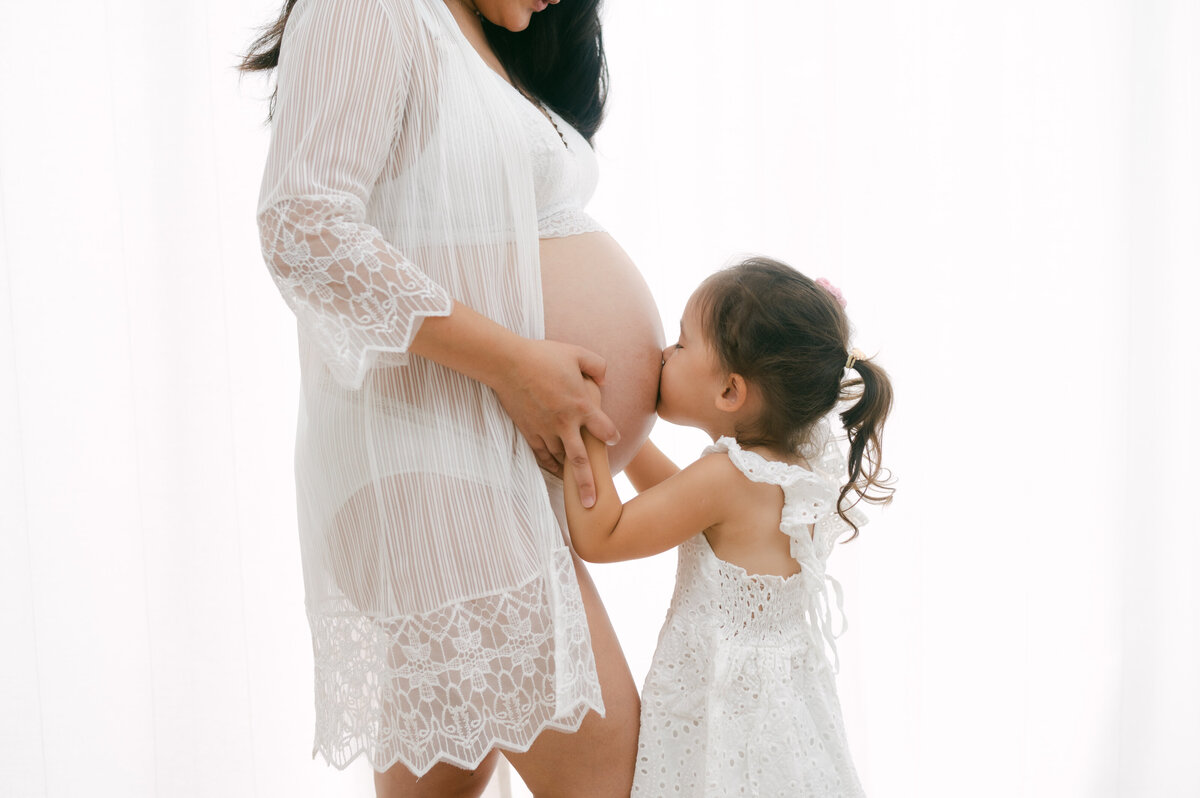 Lifestyle zwangerschapsshoot studio heeze moeder met dochter