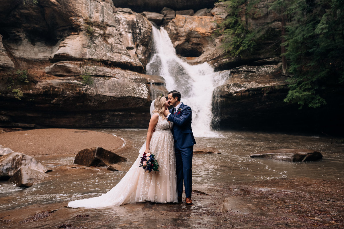 emmi-andrew-columbus-ohio-hocking-hills-elopement-wedding-photography-rain-hiking