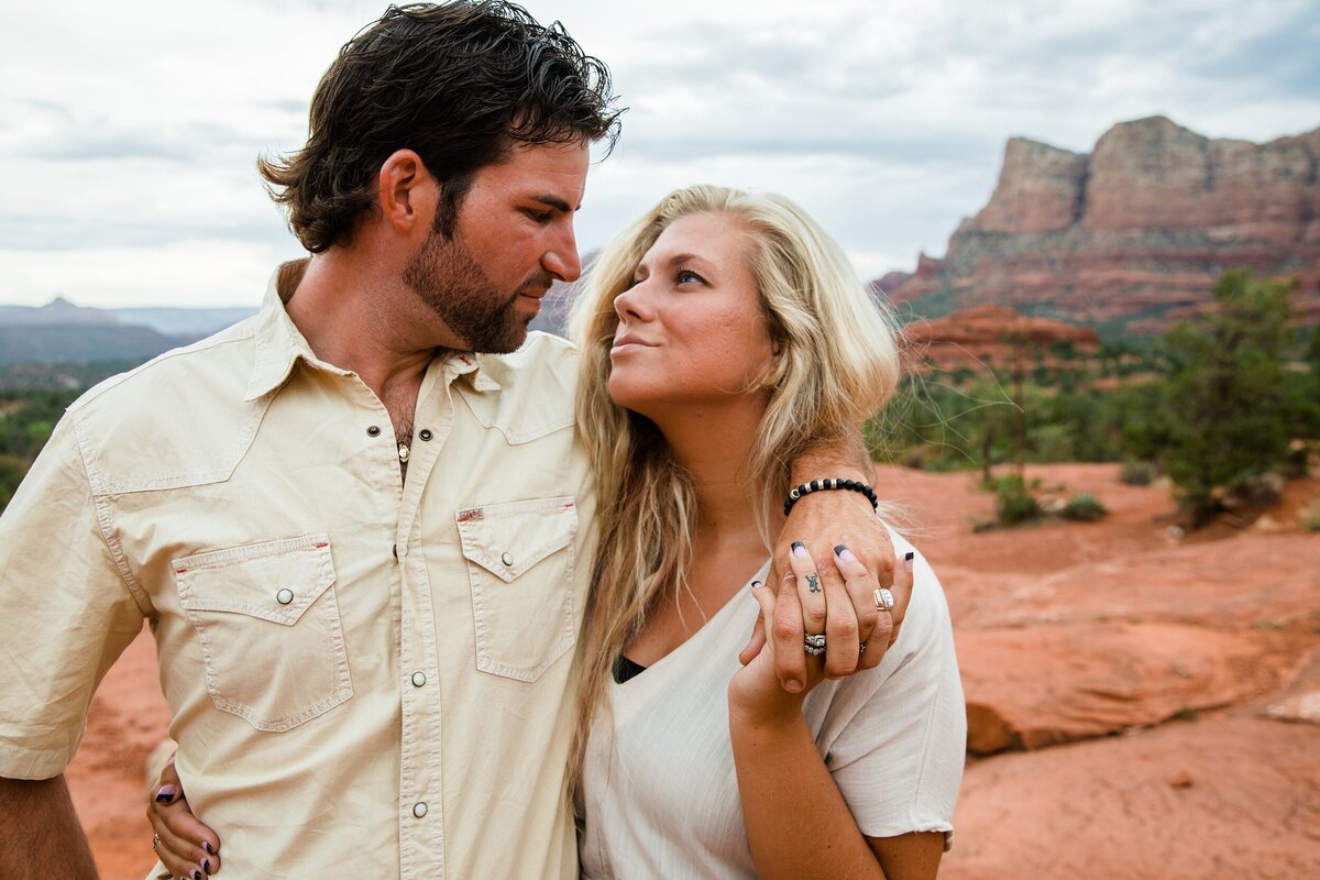 Bell_Rock_Sedona_AZ_Danielle_Holman_Couples_Photography__0009