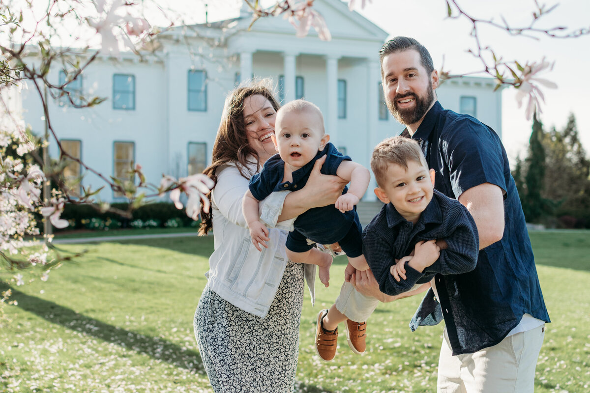 Candid family photo in Wilder Park, Elmhurst IL
