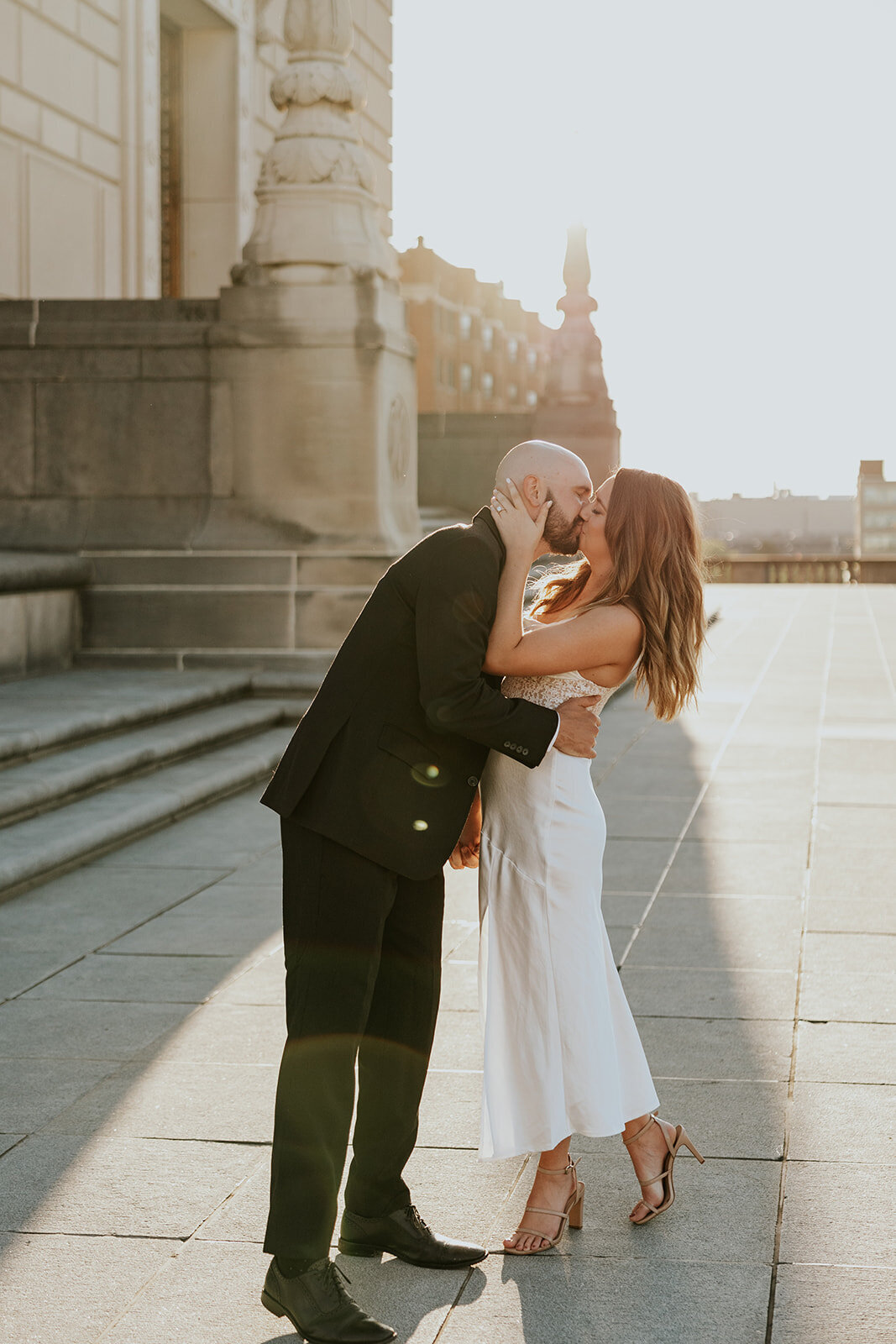 Indianapolis engagement photographer romantic city kiss