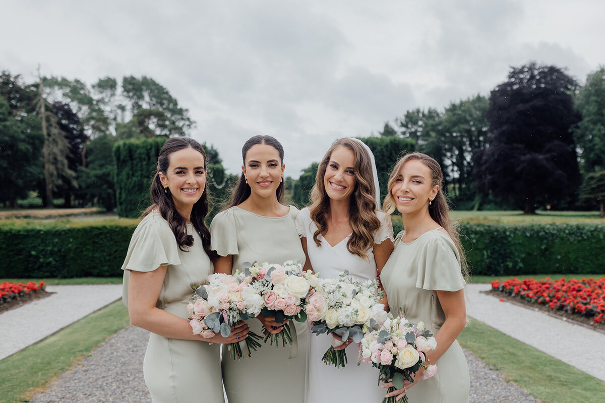 bridemaids-in-mint-green-dresses-at kclub
