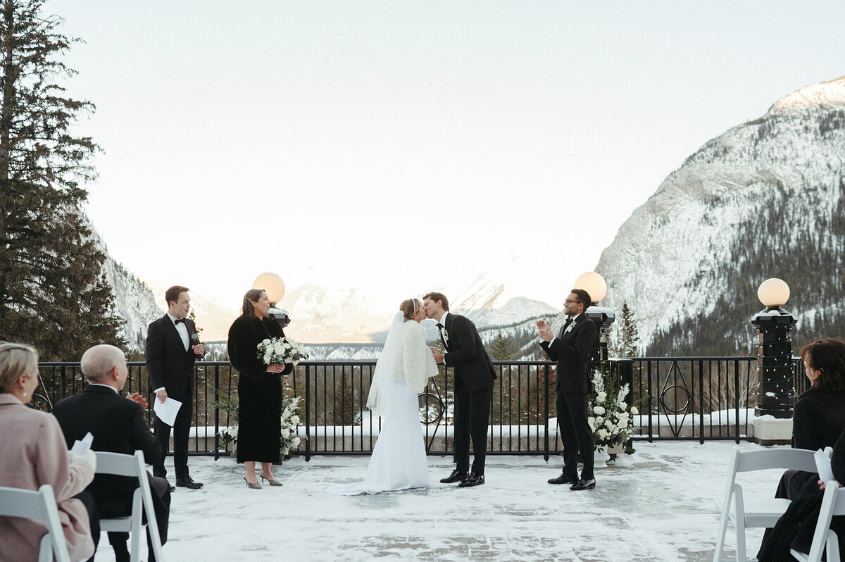 banff-springs-terrace-winter-wedding-kiss-classic