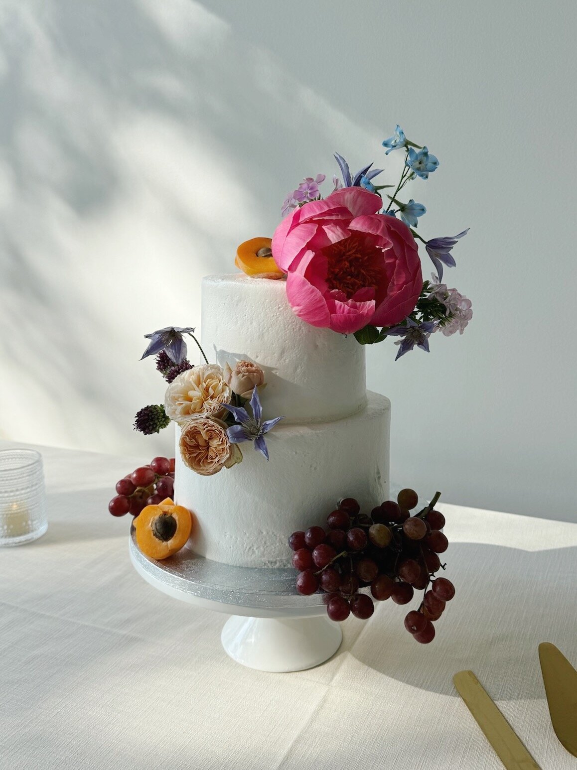 Art inspired floral design on wedding cake. Colorful and cheerful wedding design for summer wedding. Bright summer color palette in peach, coral, lavender, and light blue. Bright and cheerful floral design for Tennessee wedding. Design by Rosemary & Finch Floral Design in Nashville, TN. 