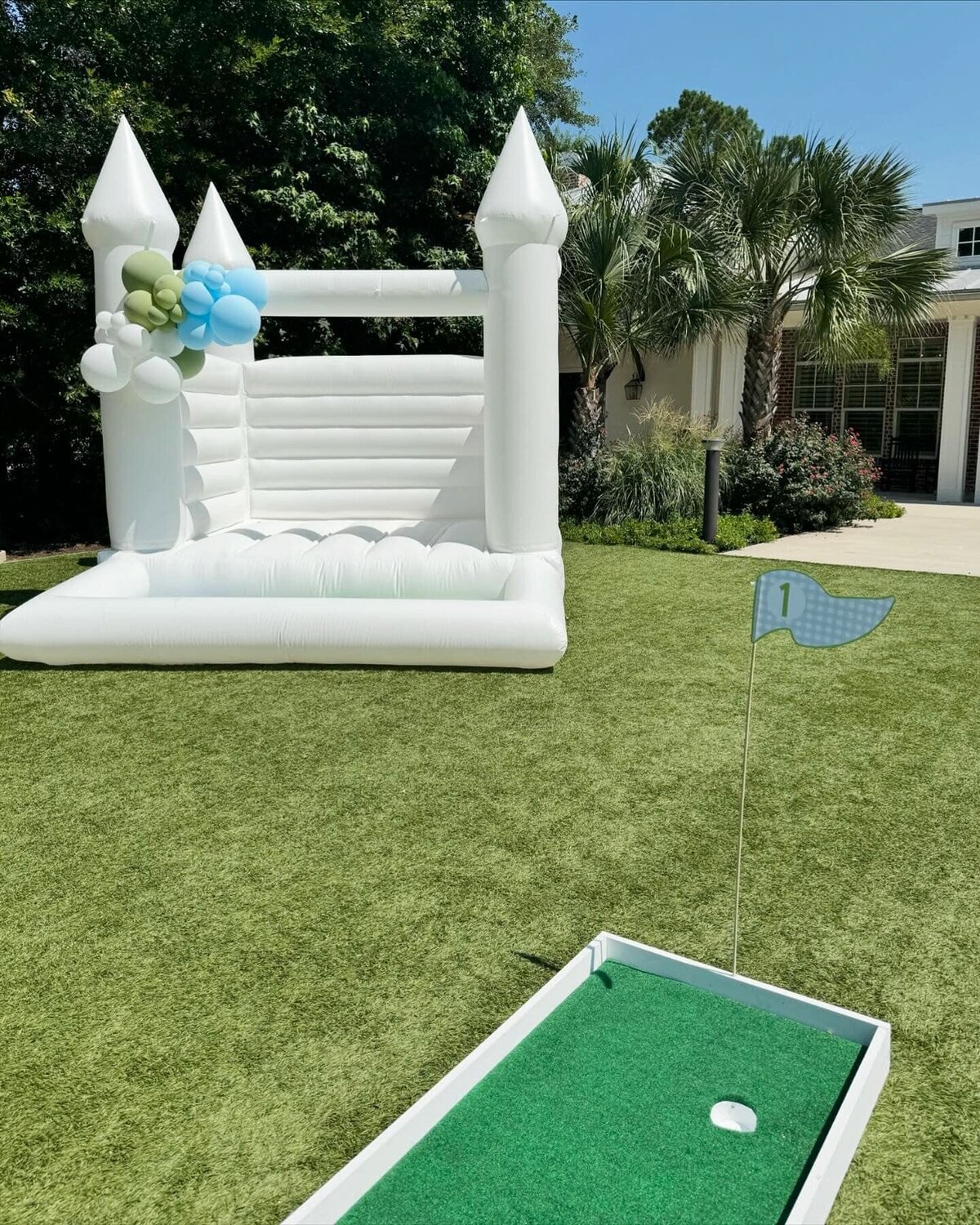 Stand Out Balloons bounce house and balloons for party