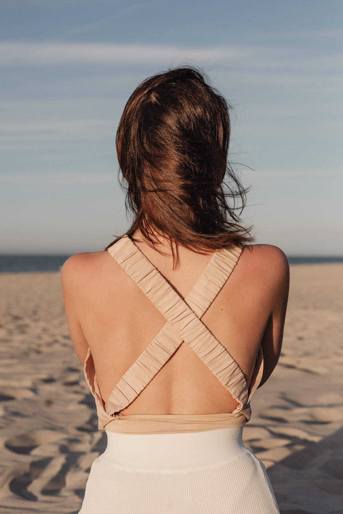 kaboompics_young-stylish-woman-poses-on-the-beach-at-sunset-27245