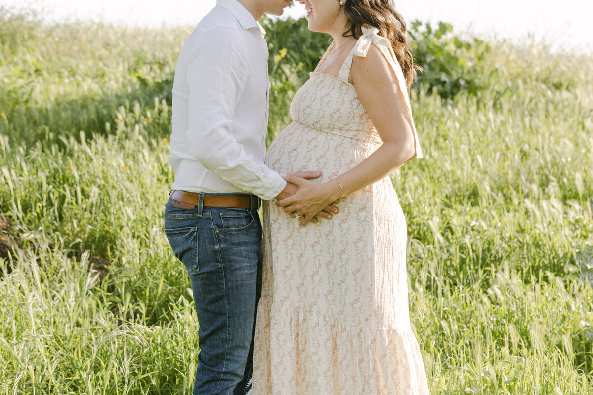 PERRUCCIPHOTO_SPRING_OPEN_FIELD_WILD_FLOWER_MATERNITY_6