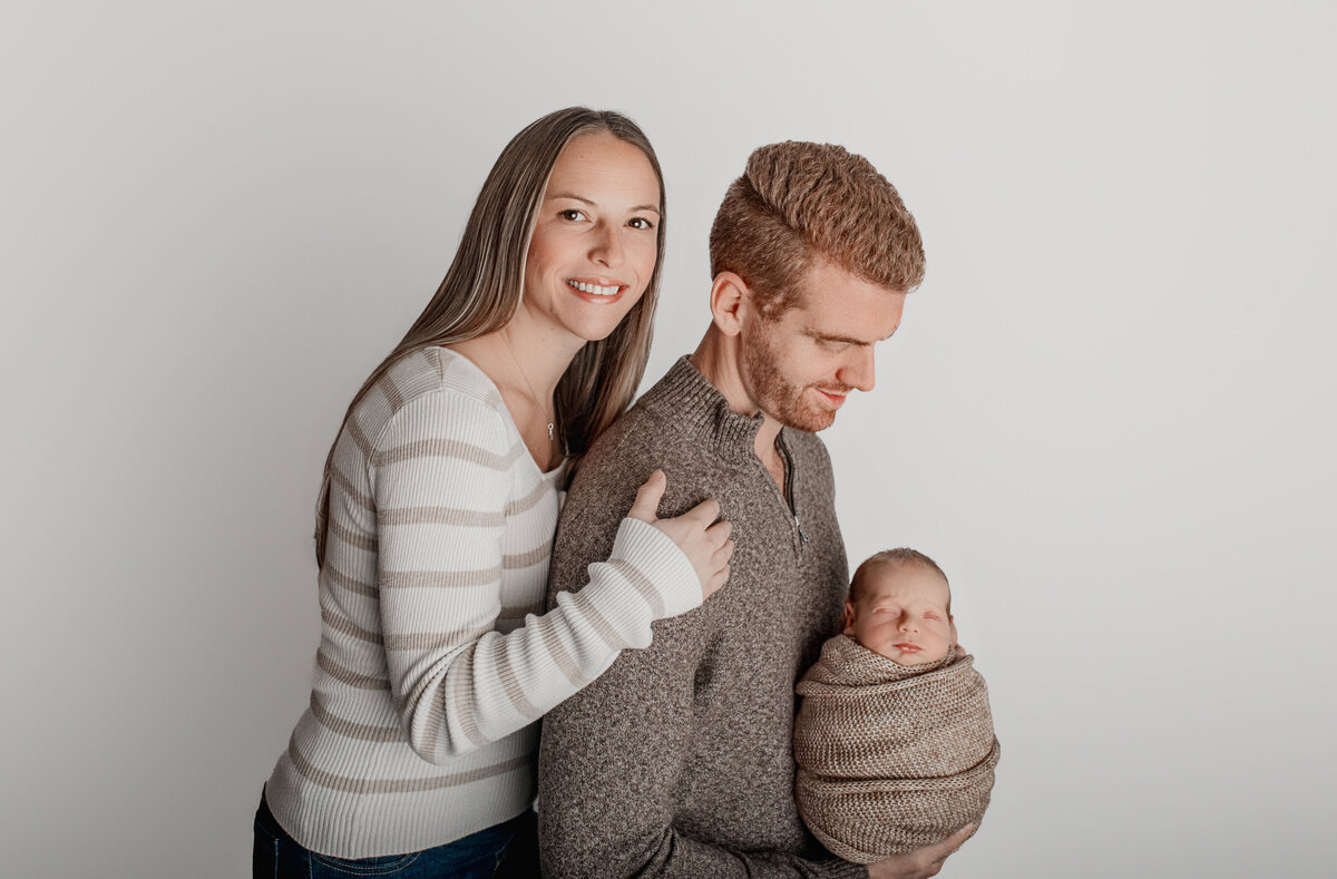 Parent-Posing-newnorn-studio work