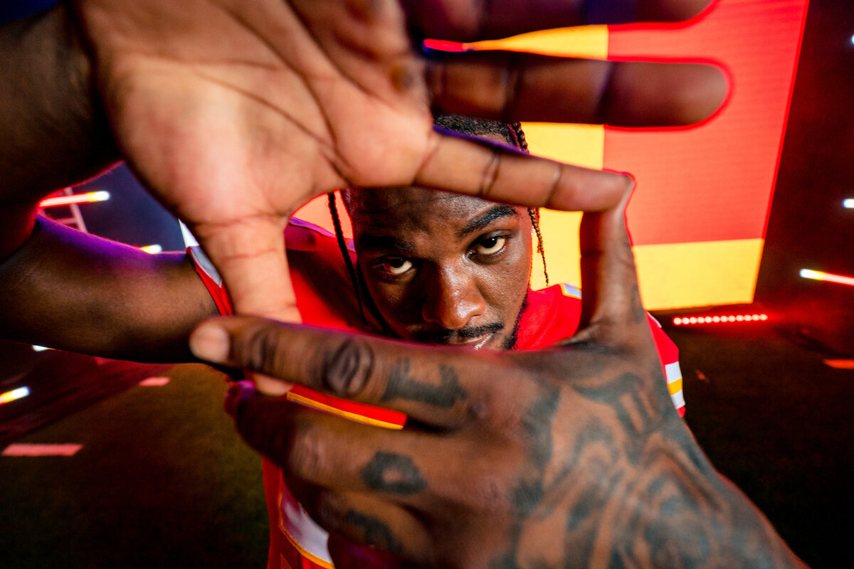 kansas-city-sports-photography-0315-cheifs-player-closeup-hands