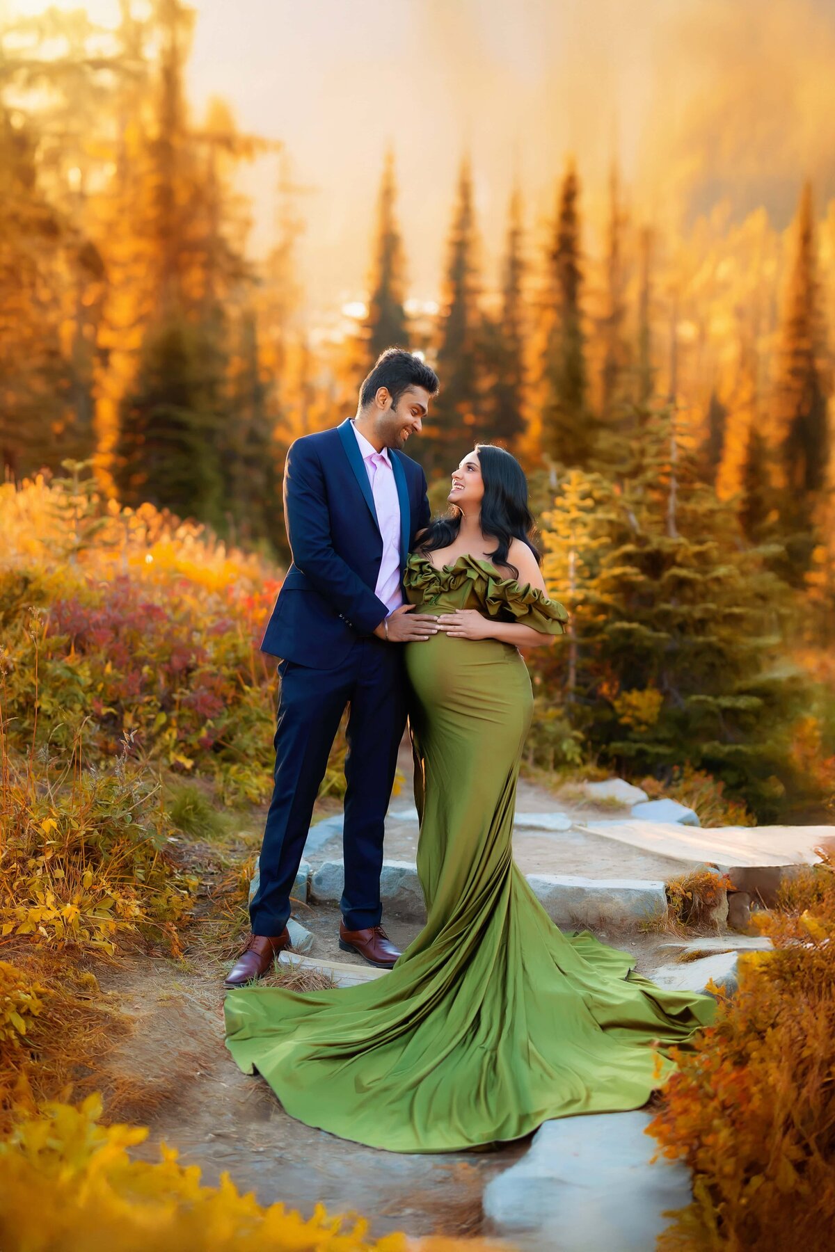 Couples maternity in the fall inthe PNW