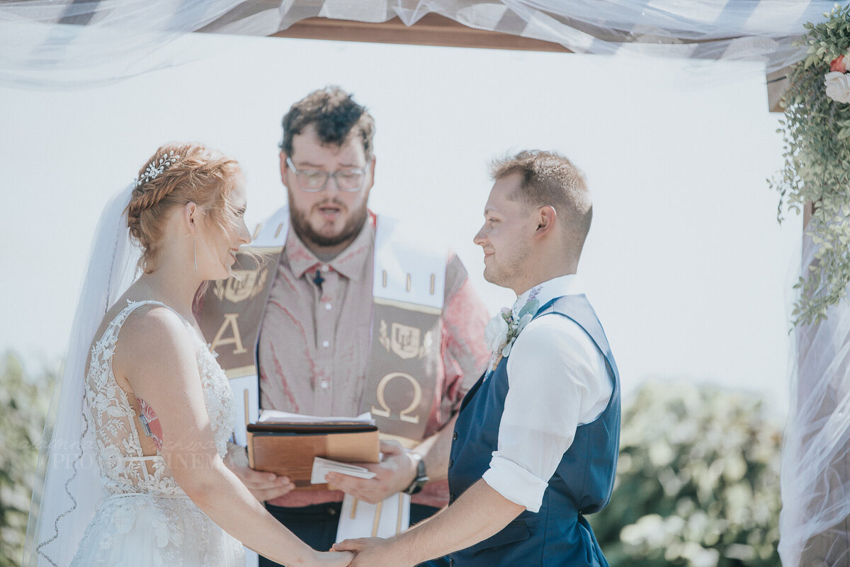 ceremony _ alaynna ann schwartz _ harpors vinyard _ iowa photographer _ playlife photography_0133