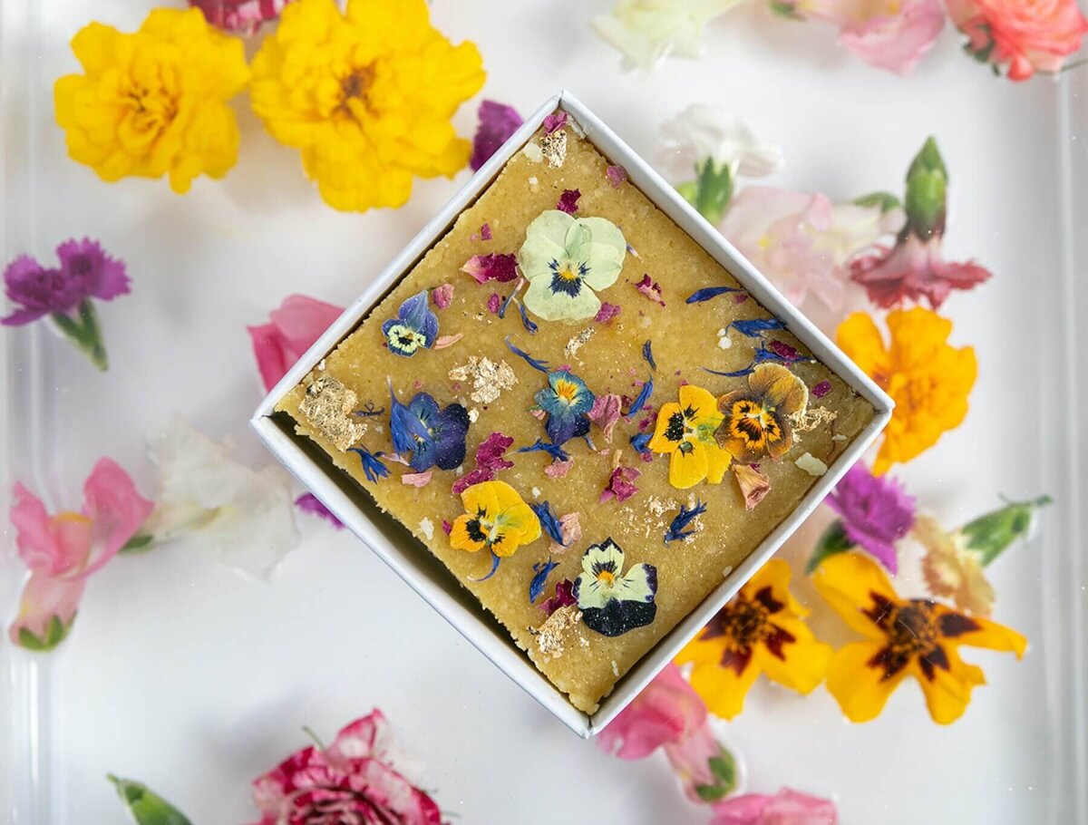 Sweet gift box with edible flowers