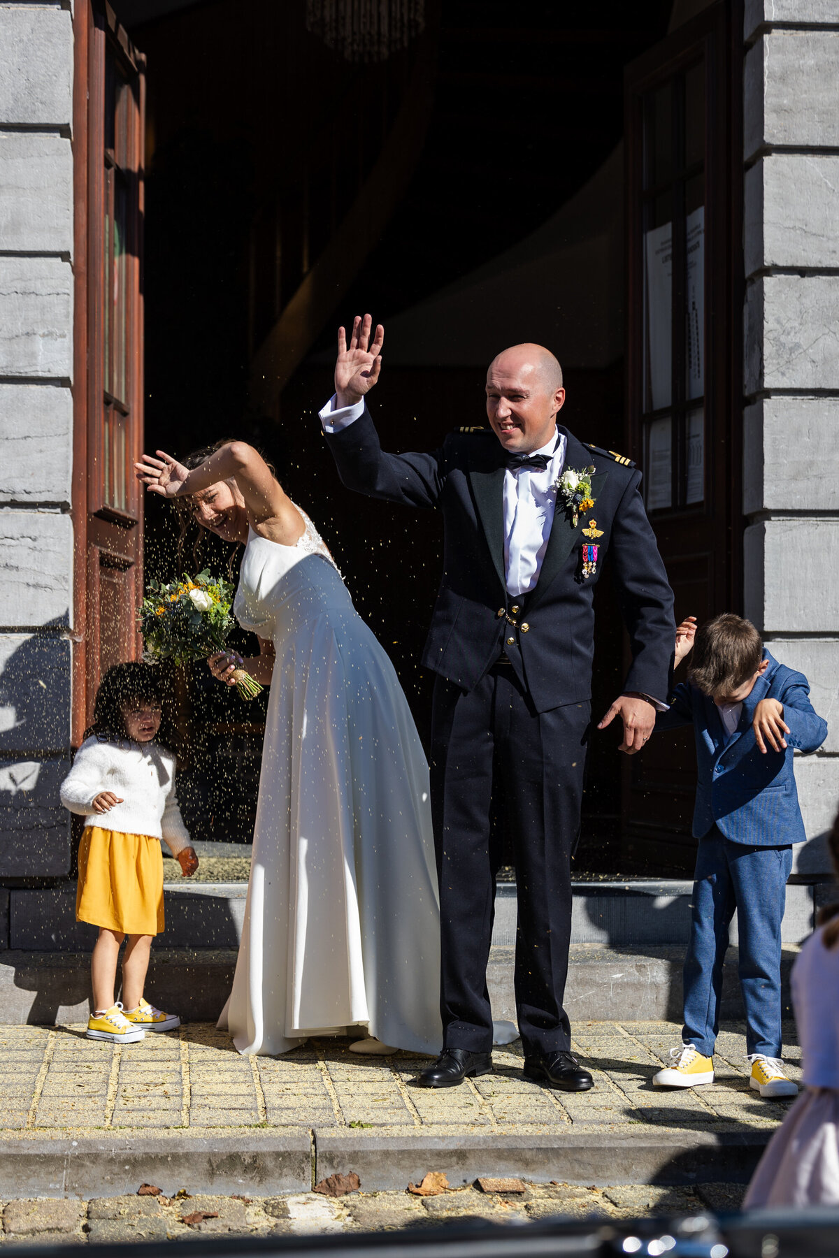 Sortie des jeunes mariés de la maison communale de Froidchappelle Belgique