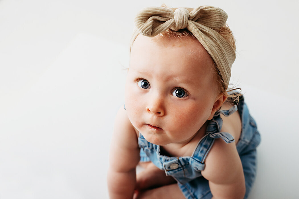 1jaarfotoshoot, babyportret, 1jaarfotostudio, kinderportretwitteachtergrond, kinderfotograafbrabant, rucphen schijf, kleinzundert, bosschenhoofd, halderberge, bergenopzoom, ettenleur