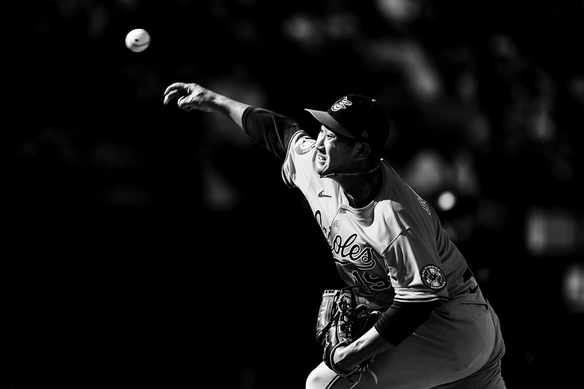 kansas-city-sports-photography-0153-black-and-white-photo-pitcher-throwing-ball