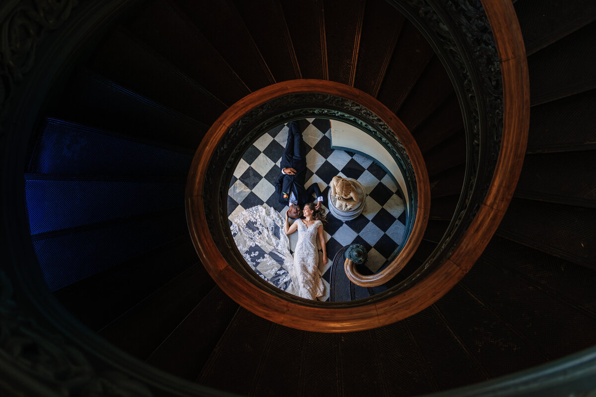 spiral-staircase-peabody-library-wedding-photo