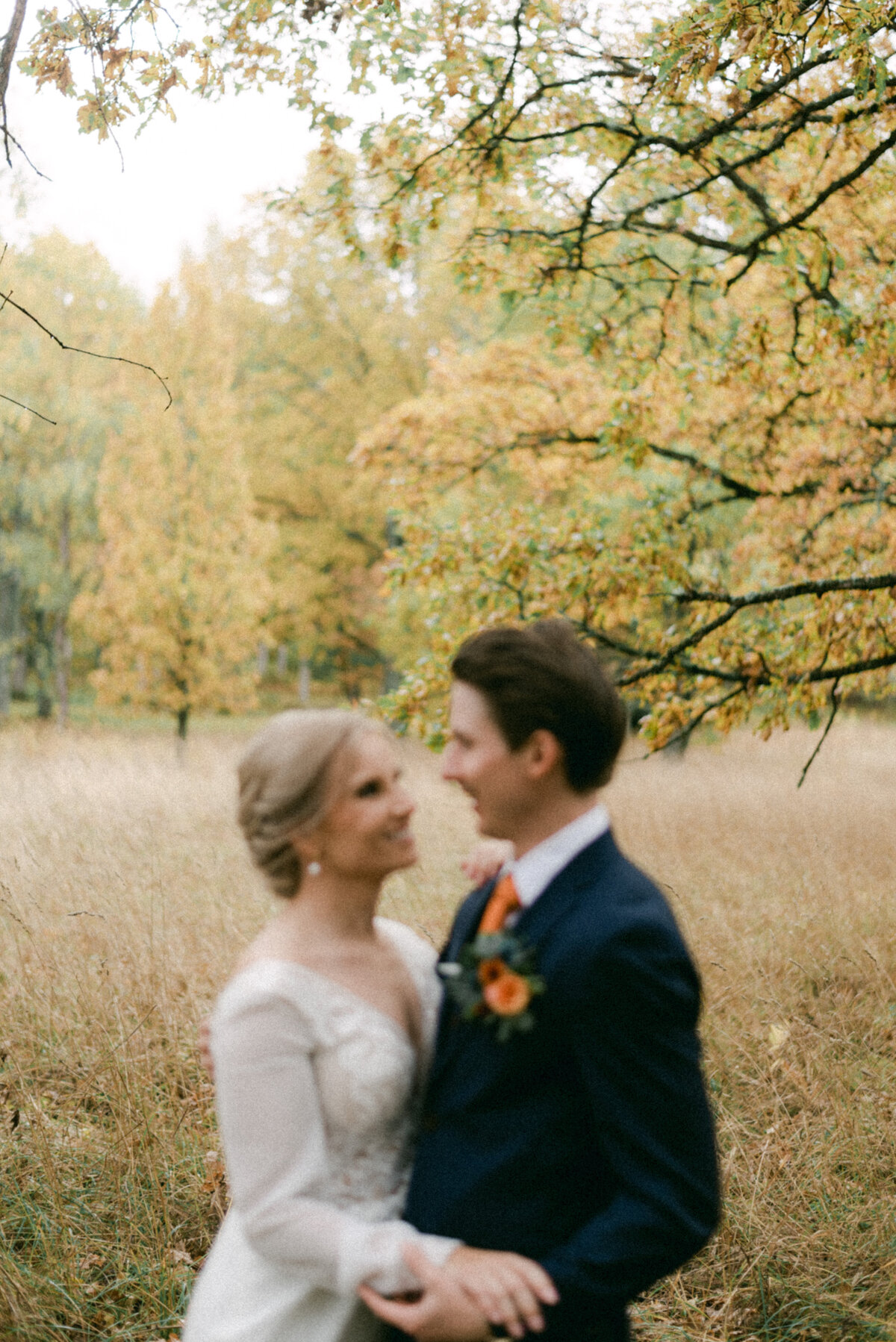 A romantic photograph of a wedding couple in the autumn in Oitbacka gård captured by wedding photographer Hannika Gabrielsson in Finland
