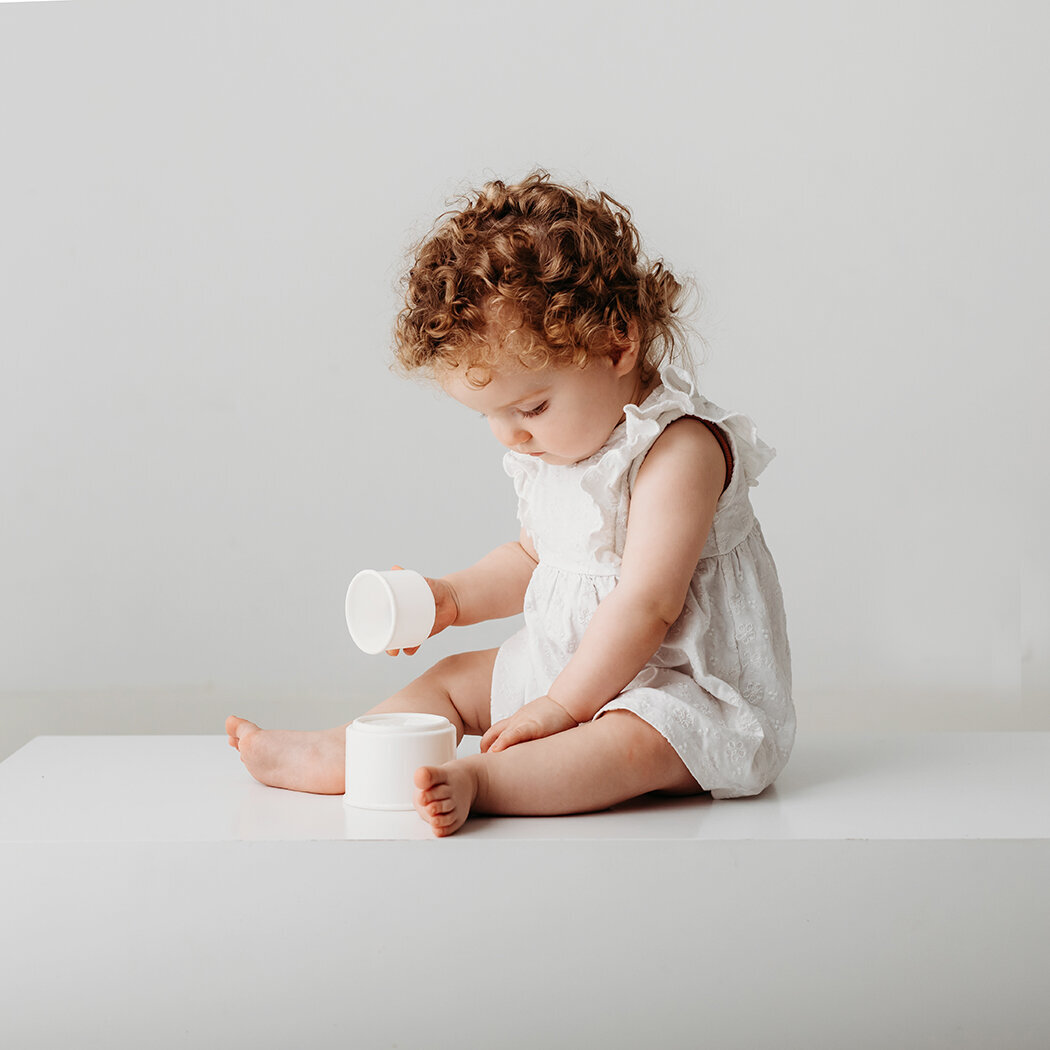 Babyportret studio, babyportret lichte achtergrond, tijdloos kinderportret