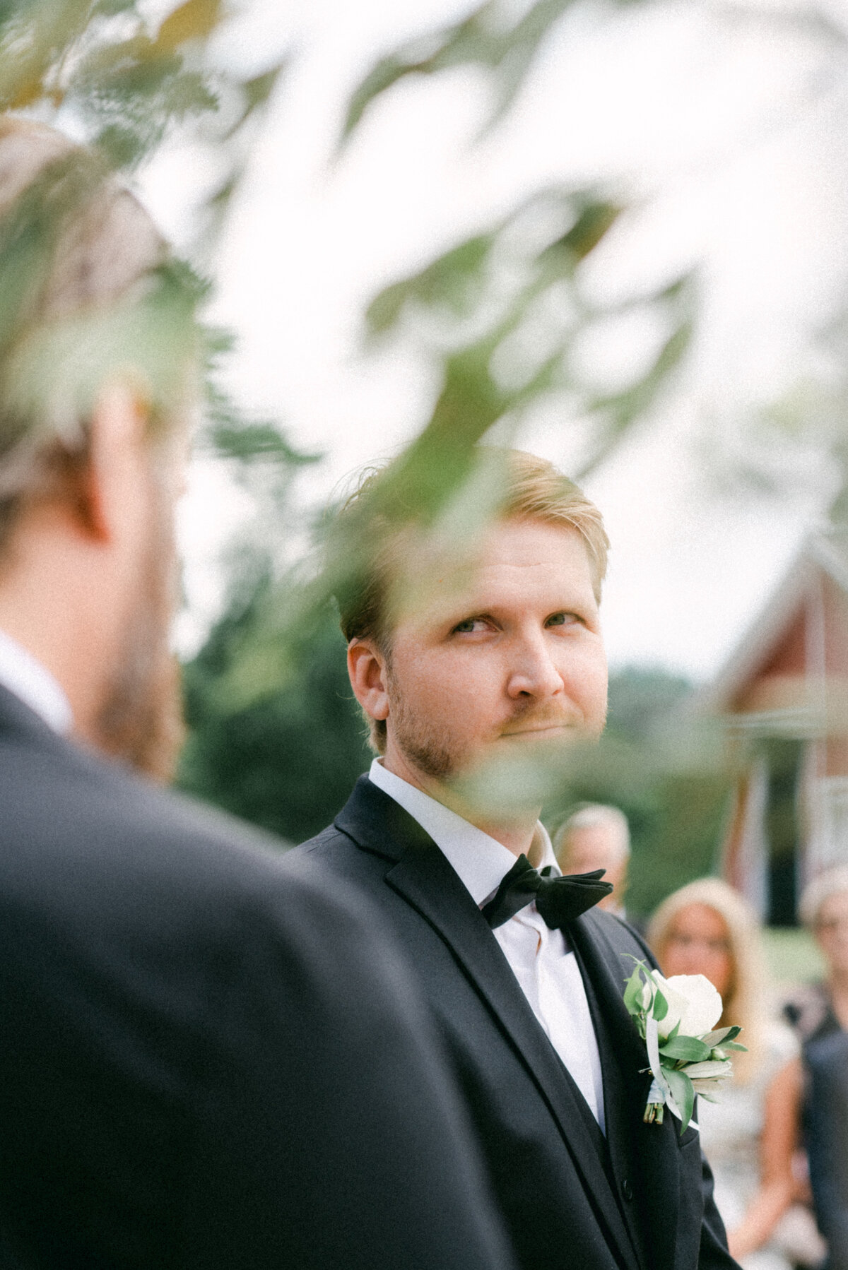The groom in the wedding ceremony photographed by wedding photographer Hannika Gabrielsson.