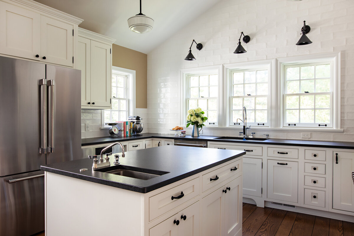 black-and-white-kitchen