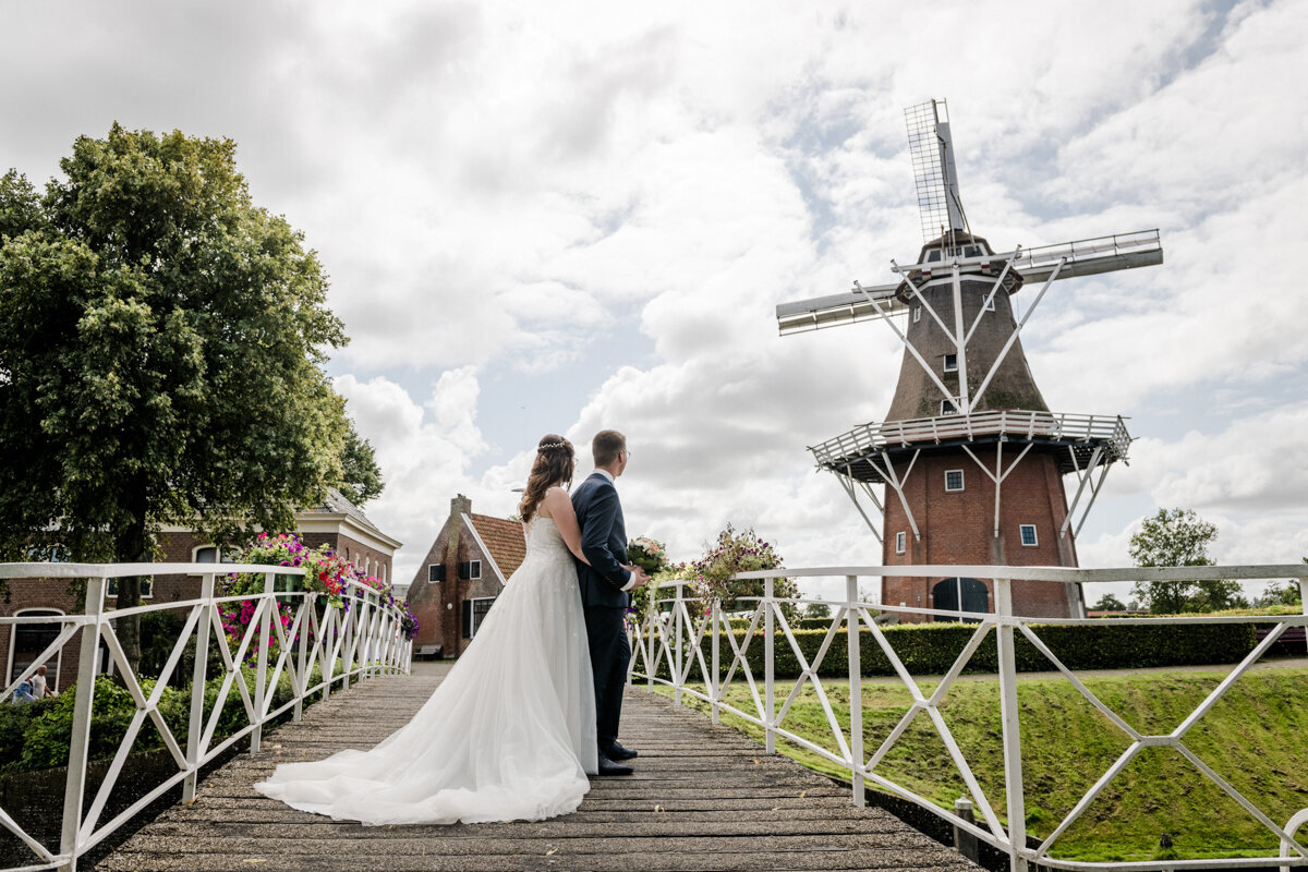 Trouwen in Dokkum, bonifatiuskapel. Trouwfotograaf Friesland, bruidsfotograaf (114)
