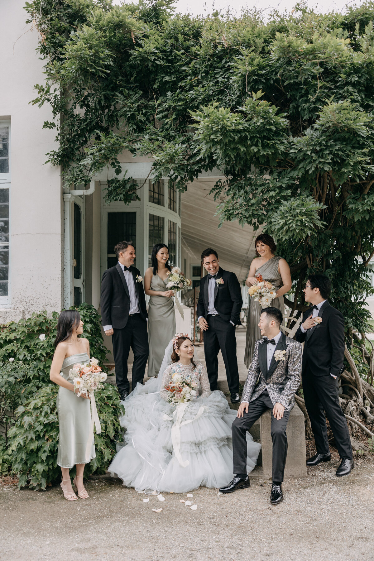 A bride, groom and bridal party with wedding flowers from Estúdyo