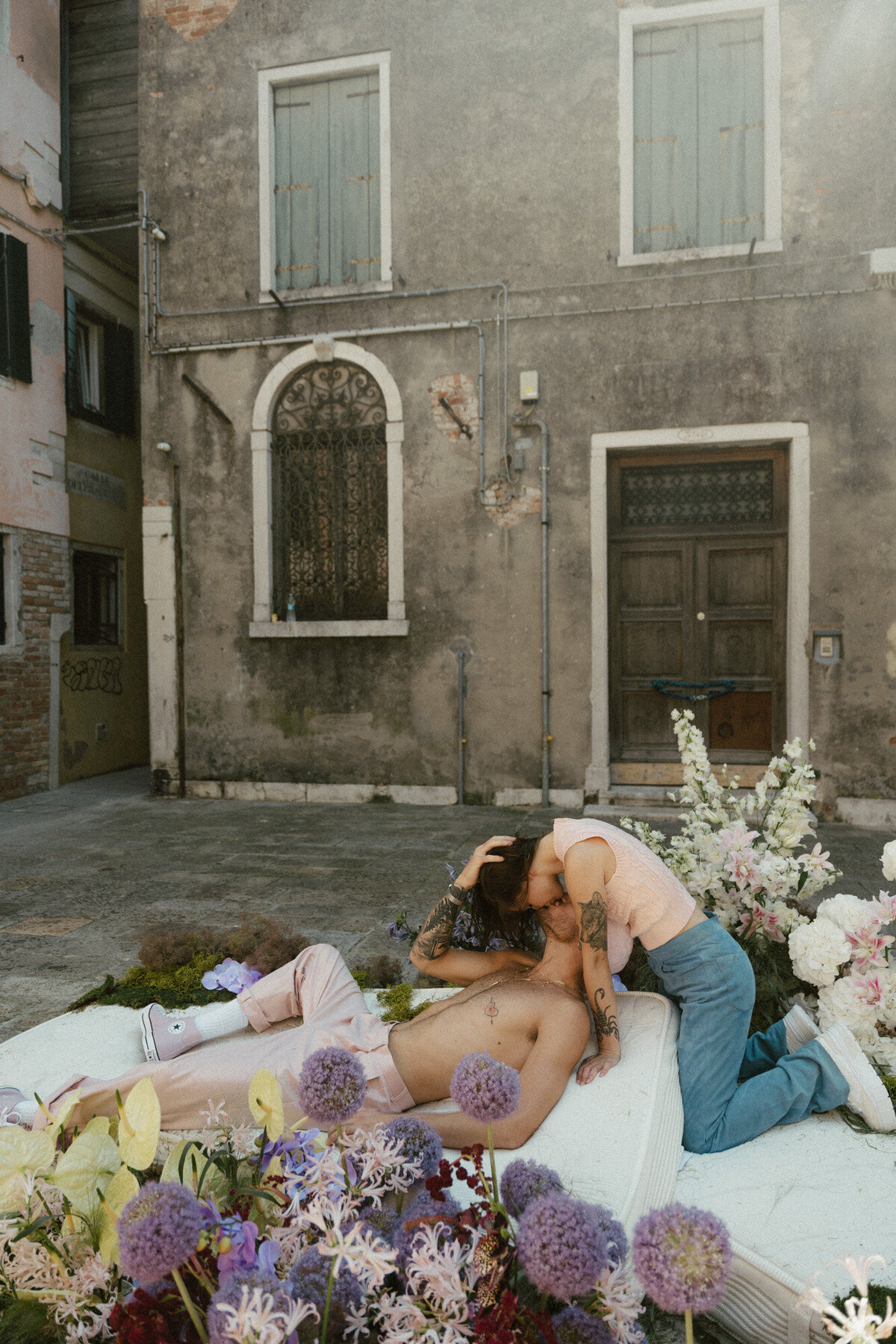 grungey-editorial-couples-photoshoot-venice-Italy-26