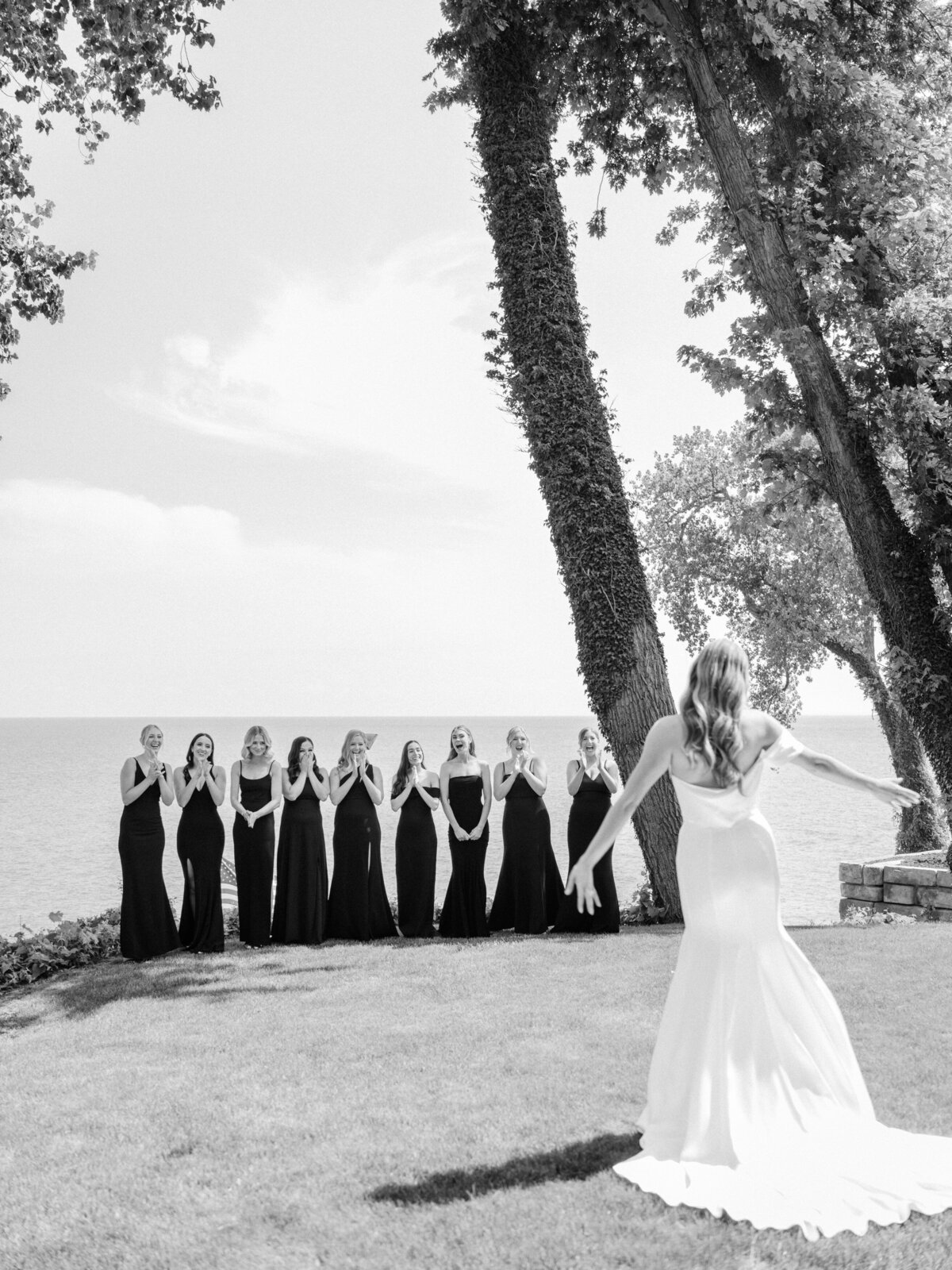 bride-first-look-with-bridesmaids-00001