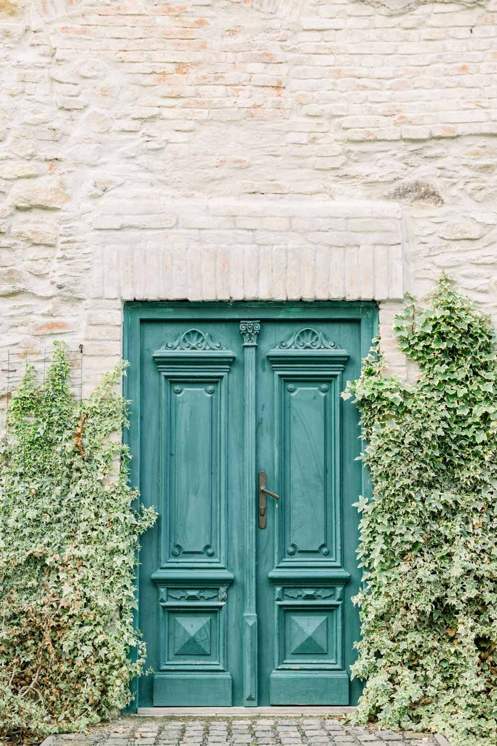 zelené dveře do Villy Dom Carli