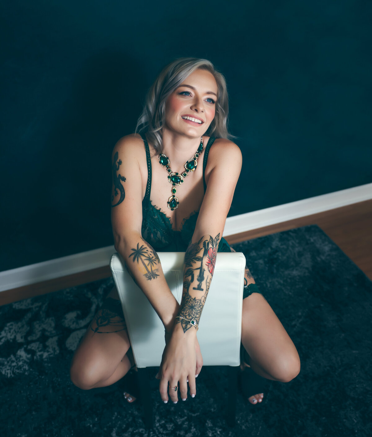 savannah-boudoir-black-room-green-backdrop-portrait-02