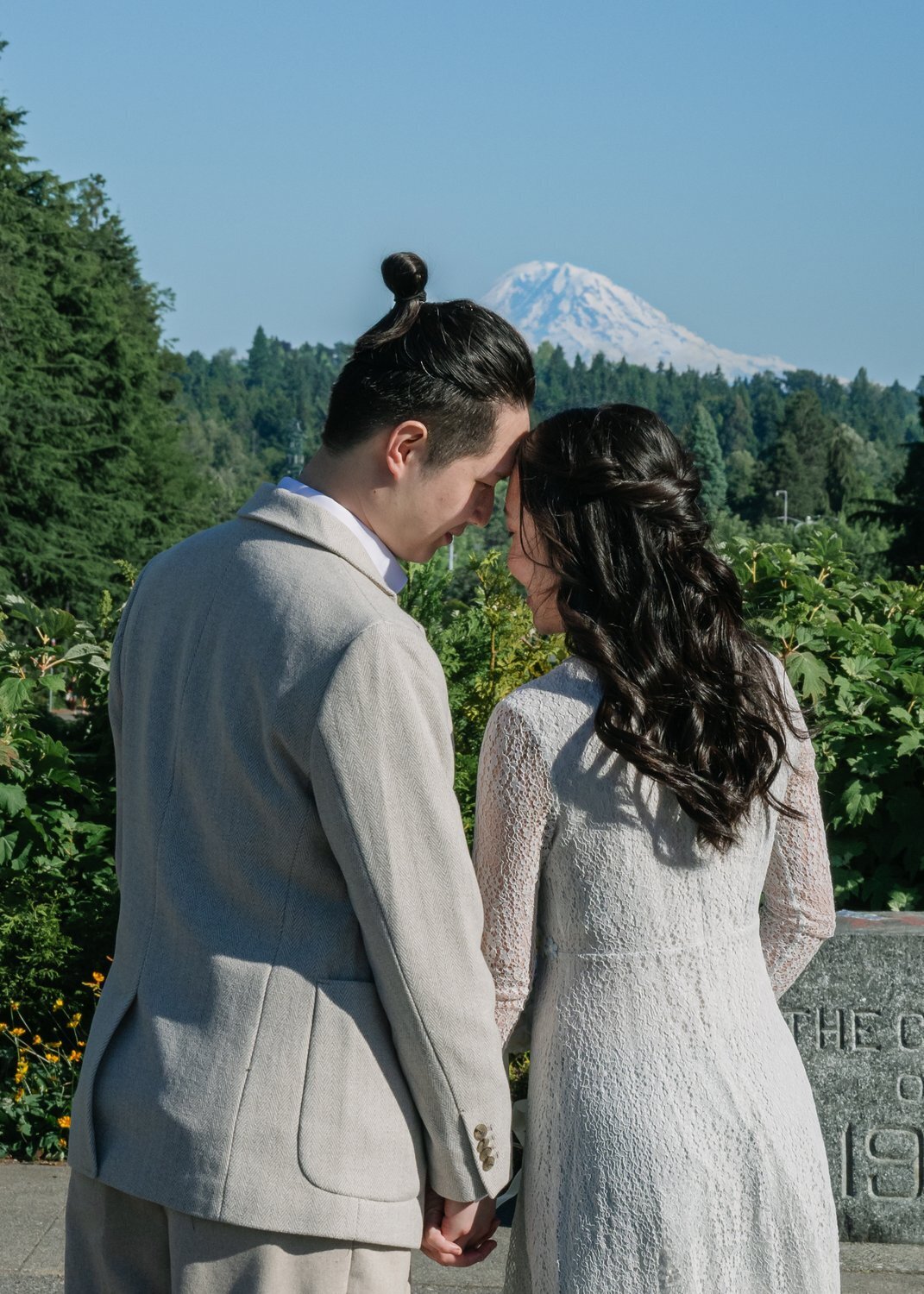 bride and groom mountain views uw seattle