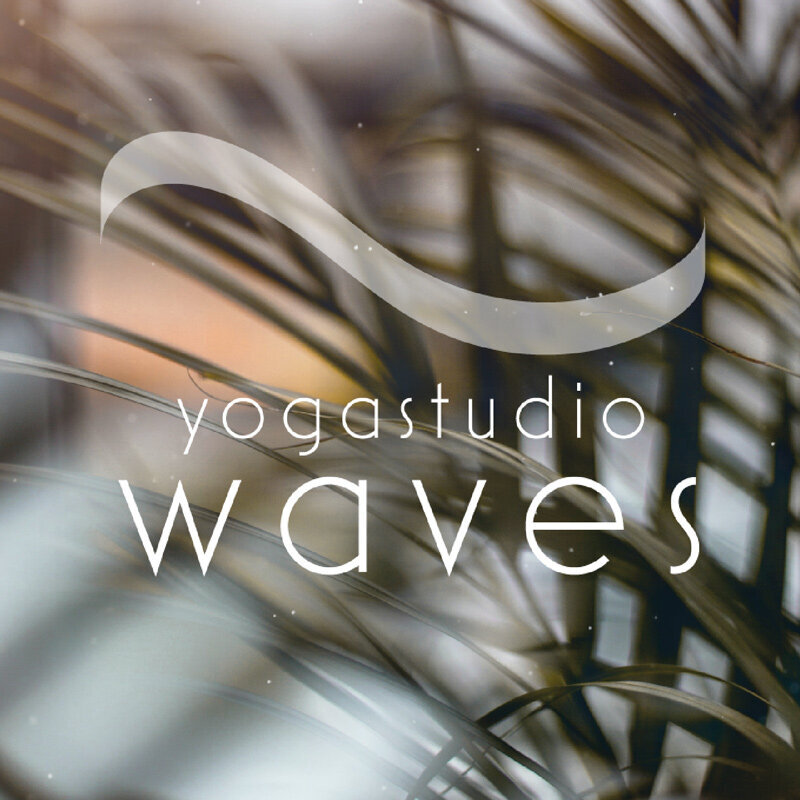 Voorbeeld logo ontwerp voor yogastudio waves door buro m design.