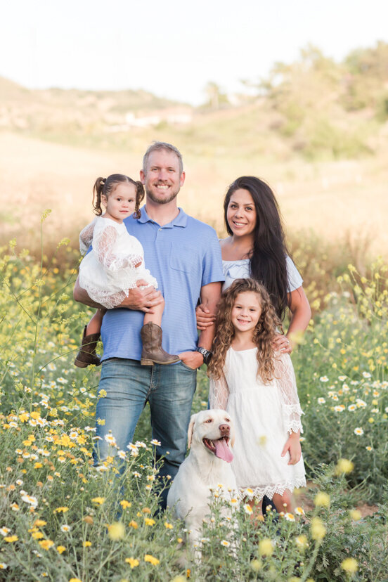 family-in-field-of-daisies-Bonita-San-Diego